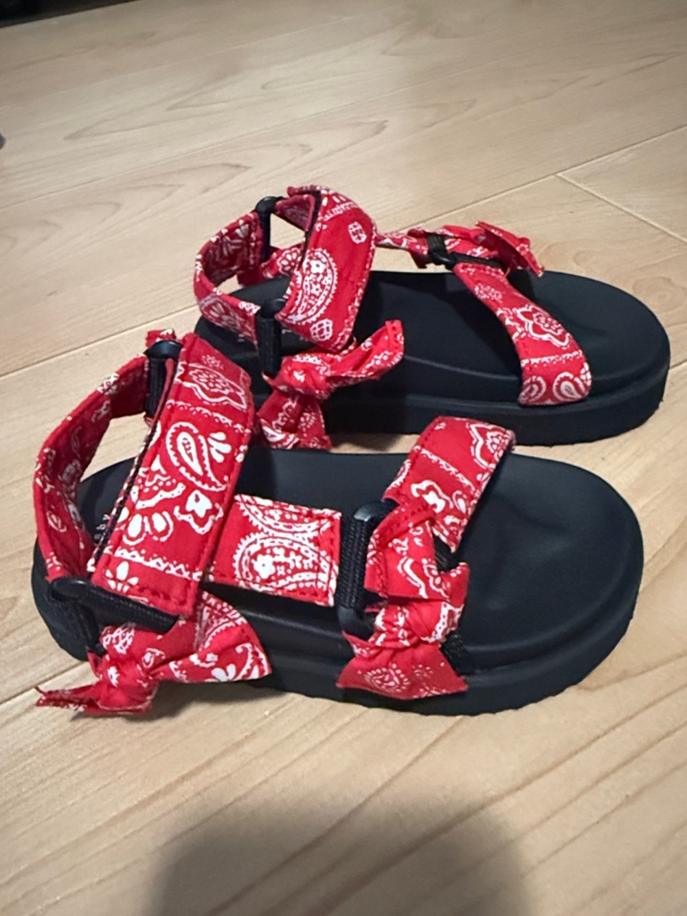 Gap Kids Toddler Red Bandana Bow Sandals - Casual Outdoor Sandals NWT Size 7/8